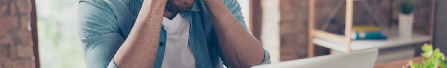 En mand er frustreret over Lightroom